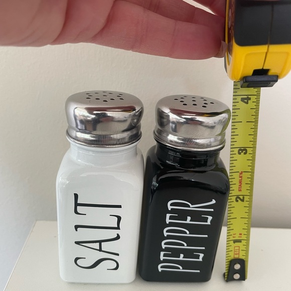 OFFER $10 w/$4.99 s&hSalt & Pepper set 4 1/2” NWOT. - Picture 2 of 3